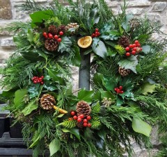 Wreath extra large holly and cones