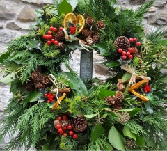 Wreath extra large holly and cones