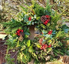 Wreath extra large holly and cones